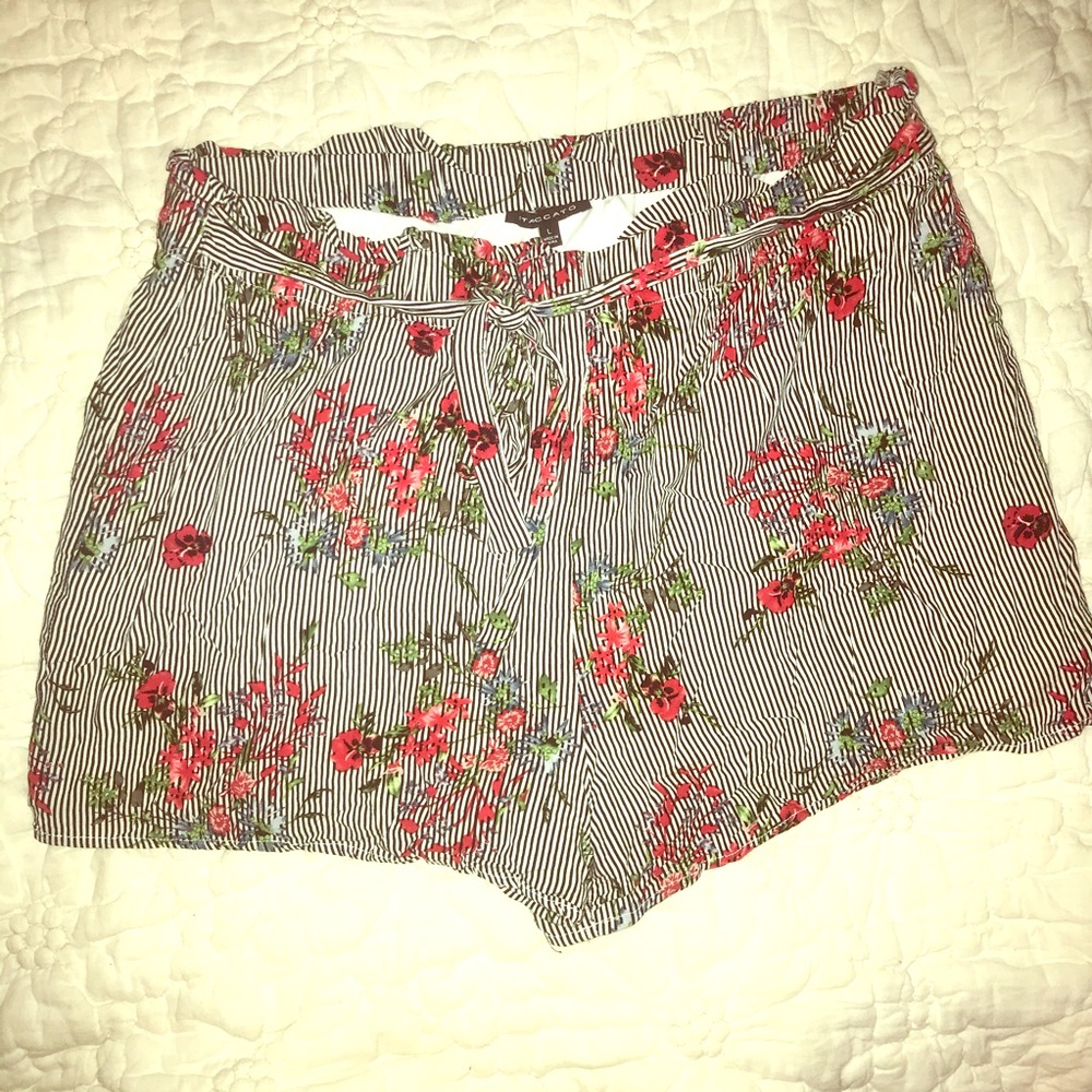 Stipe Floral 🌷Shorts